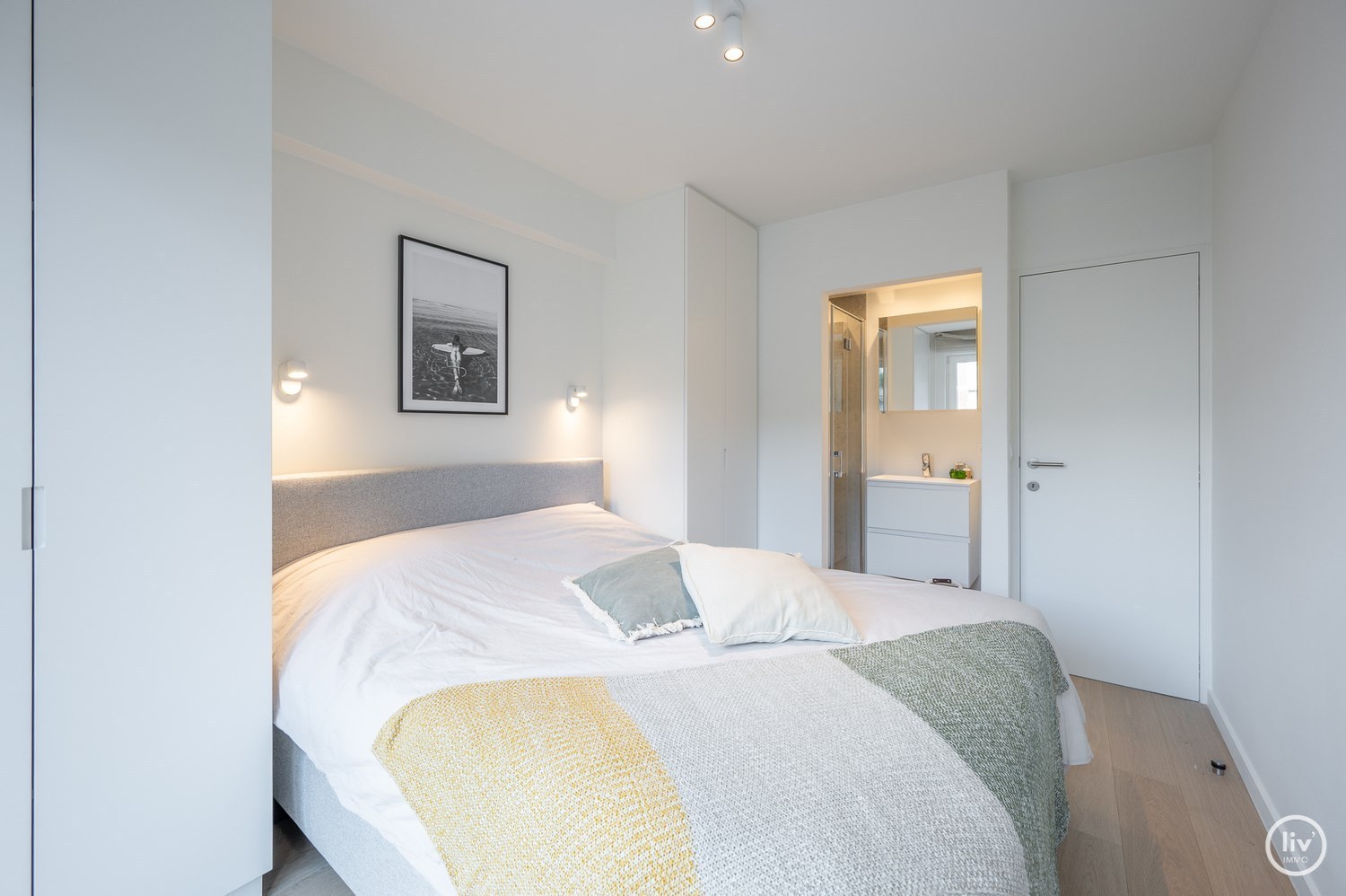 Integraal gerenoveerd 2-kamer appartement met een open zicht over het Yzepark (mogelijkheid tot aankoop van een garage onder de overzijde ). 