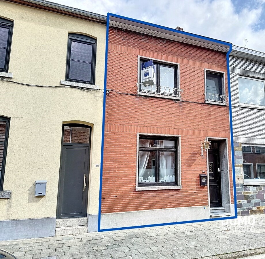 Te renoveren rijwoning met tuin en 3 slaapkamers in Hasselt. 
