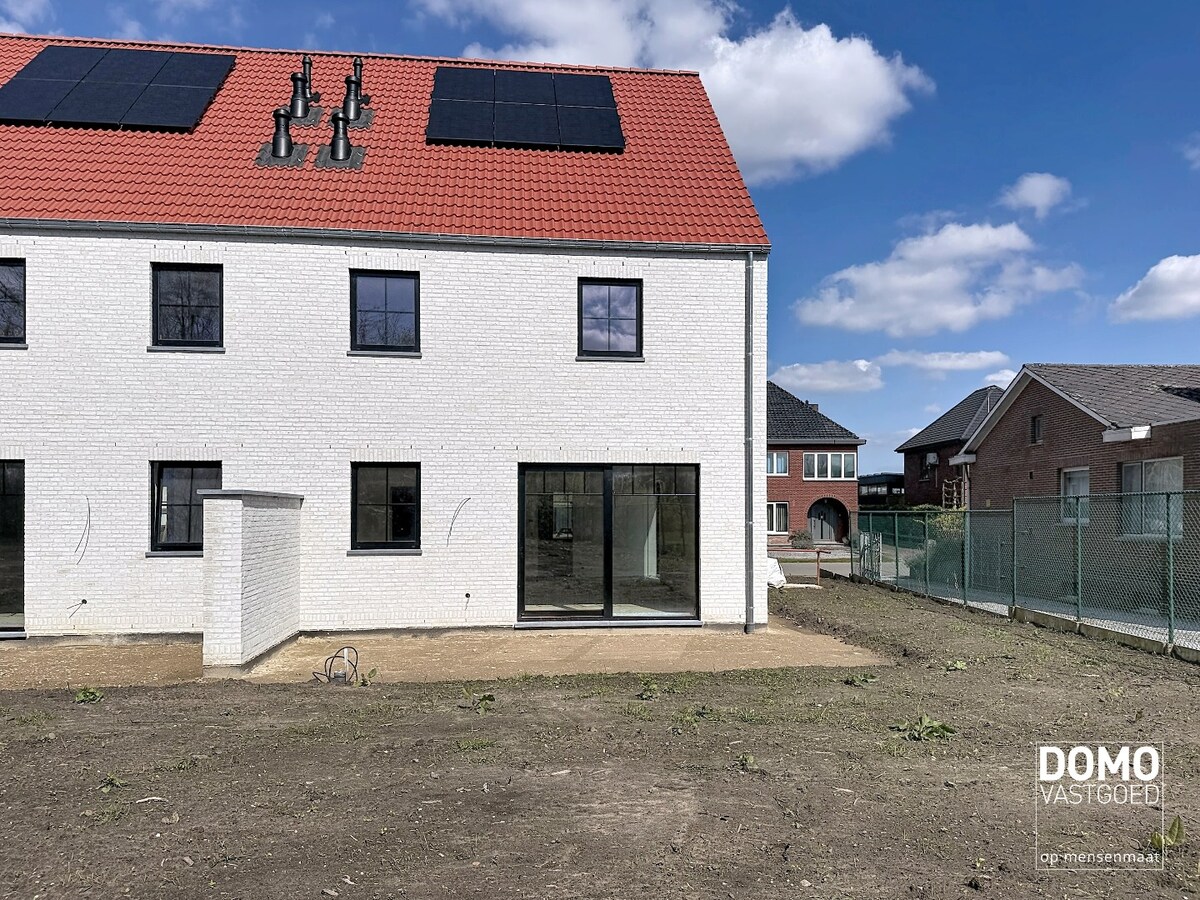 ENERGIEZUINIGE HALFOPENBEBOUWING MET 3 SLAAPKAMERS TE KERMT 
