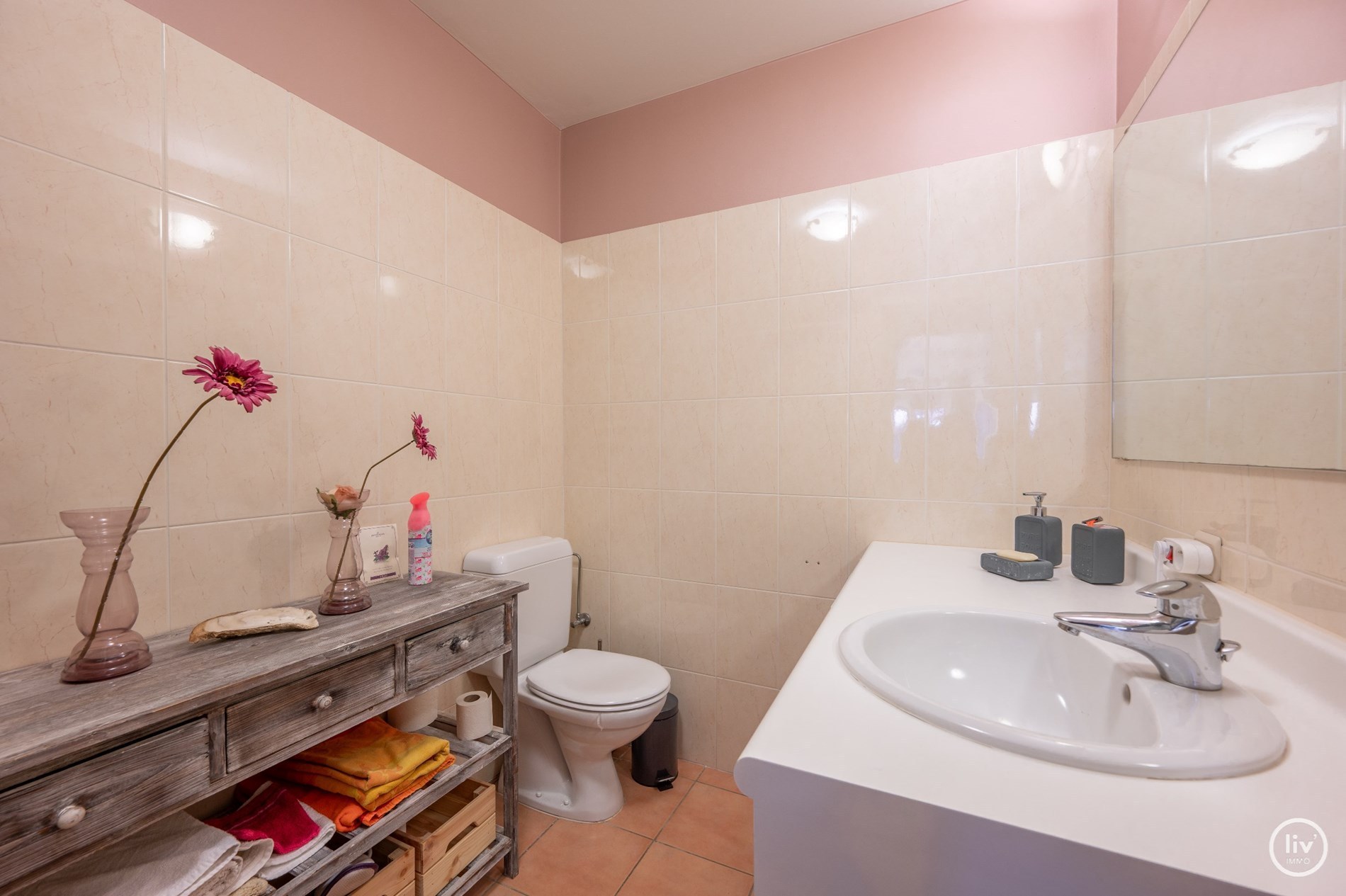 Appartement spacieux avec 3 chambres et 2 salles de bains à Knokke avec vue dégagée sur la rue. 