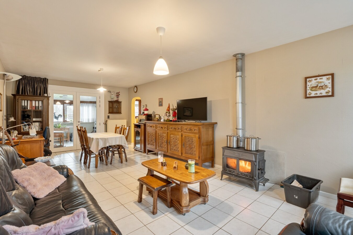 Vrijstaande gezinswoning, gebouwd in 1993 op een perceel van 5a74ca, gunstige ligging vlakbij het centrum. 