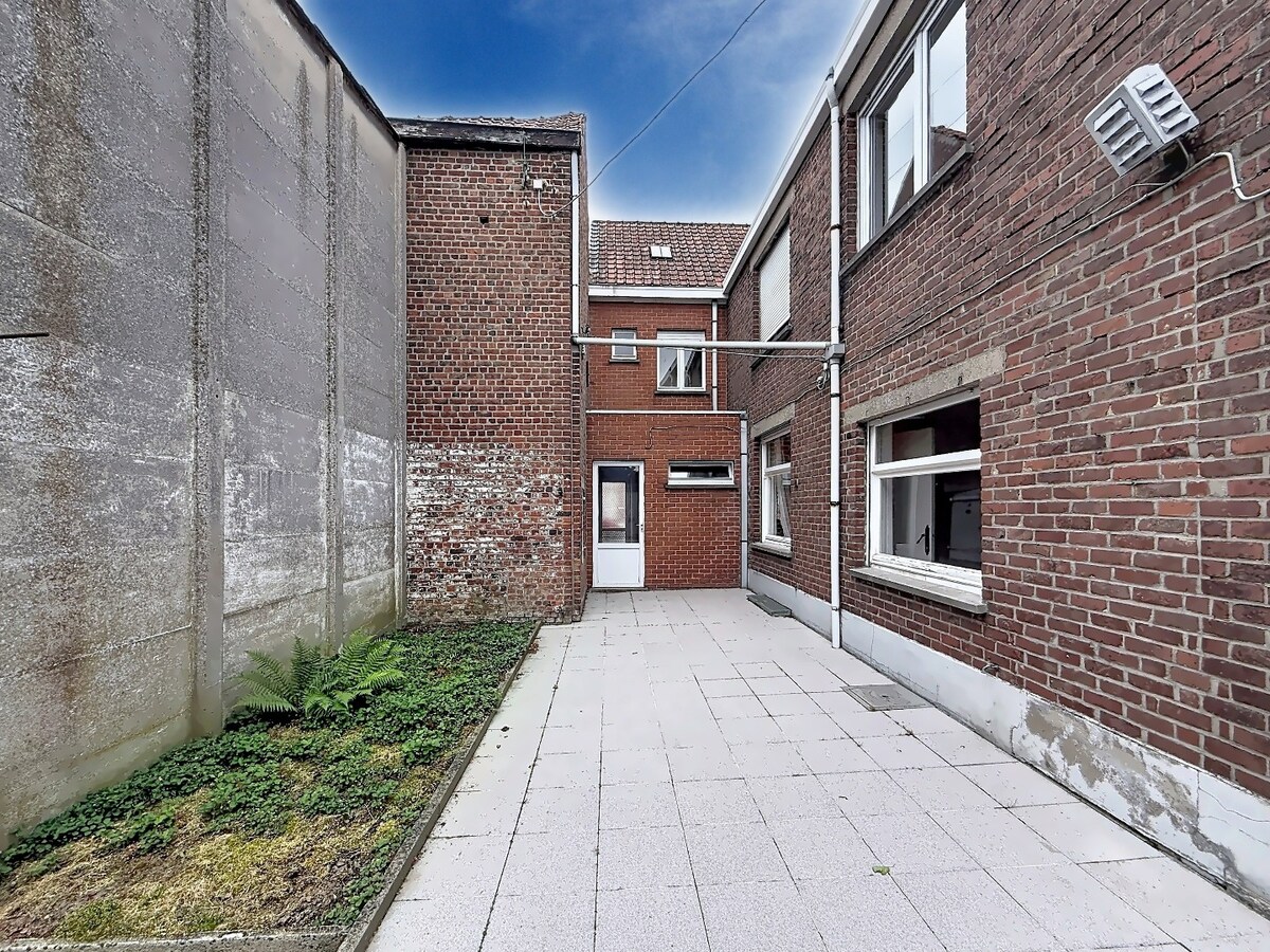 Kloeke woning met vier slaapkamers en ruim magazijn in Hulste. 