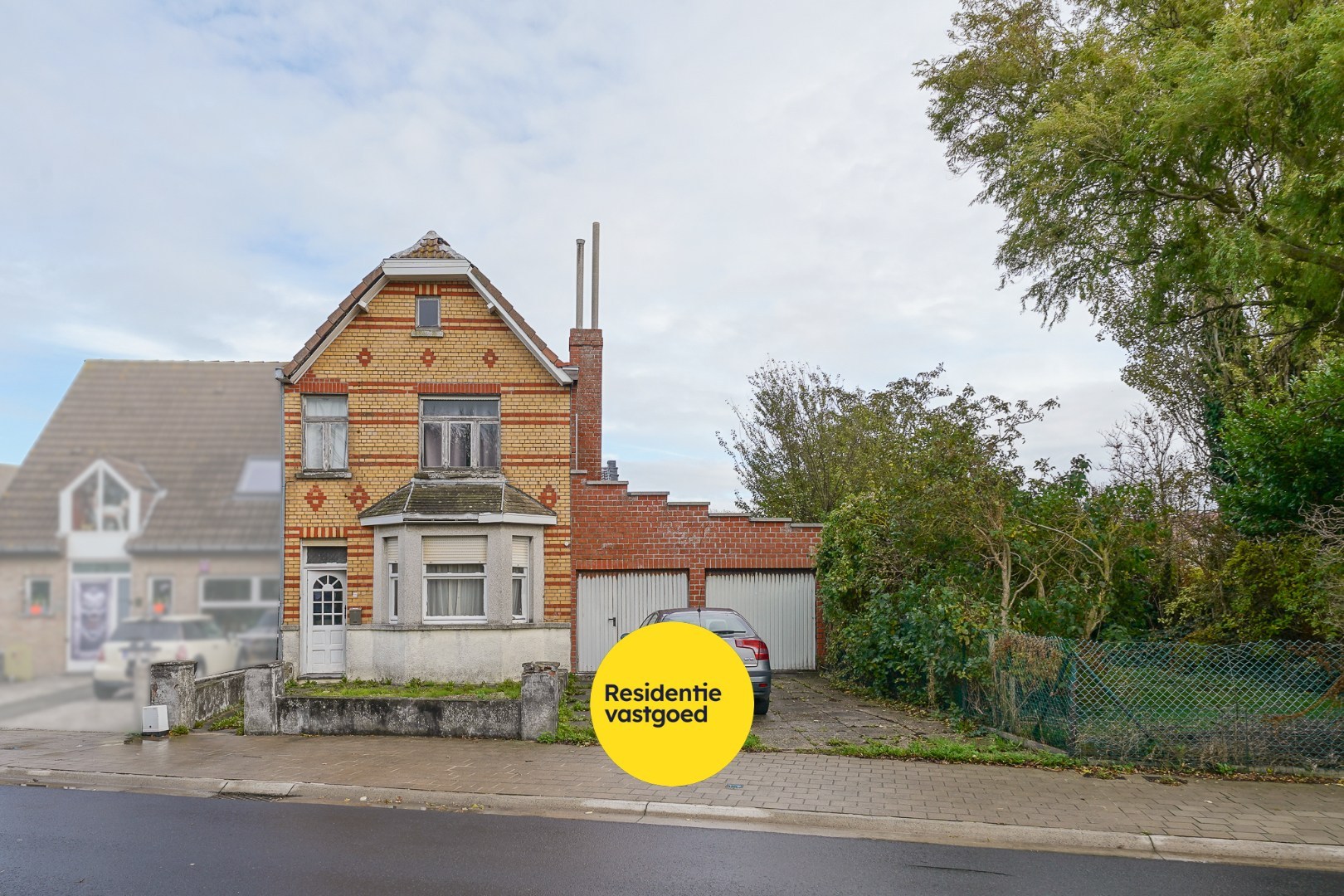 Te renoveren woning met dubbele garage in Bredene – ideaal renovatieproject 