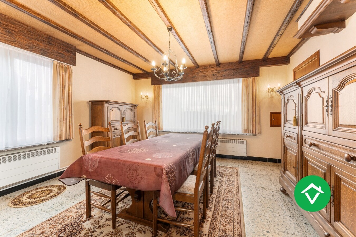 Op te frissen gezinswoning met twee garages en landelijk zicht te Eernegem 