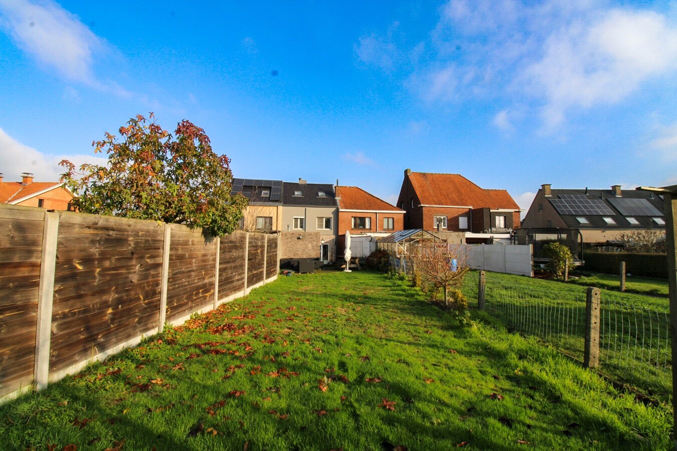 Instapklare, ruime moderne woning met 4 slaapkamers en uitgestrekte tuin te koop in hartje Temse! 