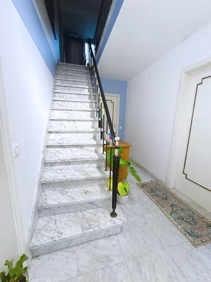 Statige villa met 4 slaapkamers en bureau 