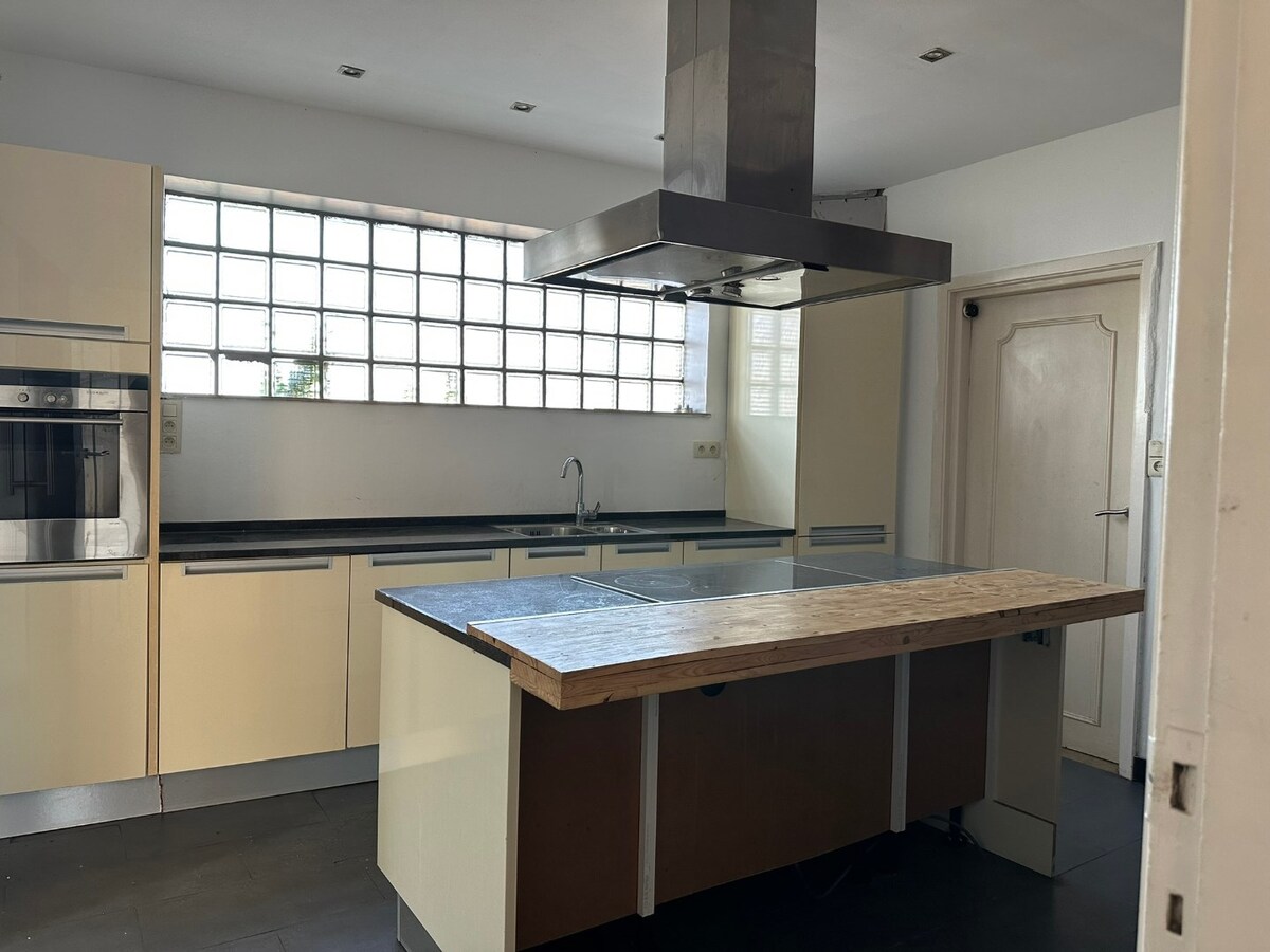 Ruime woning met 4 slaapkamers en hobbyruimte/winkel. 