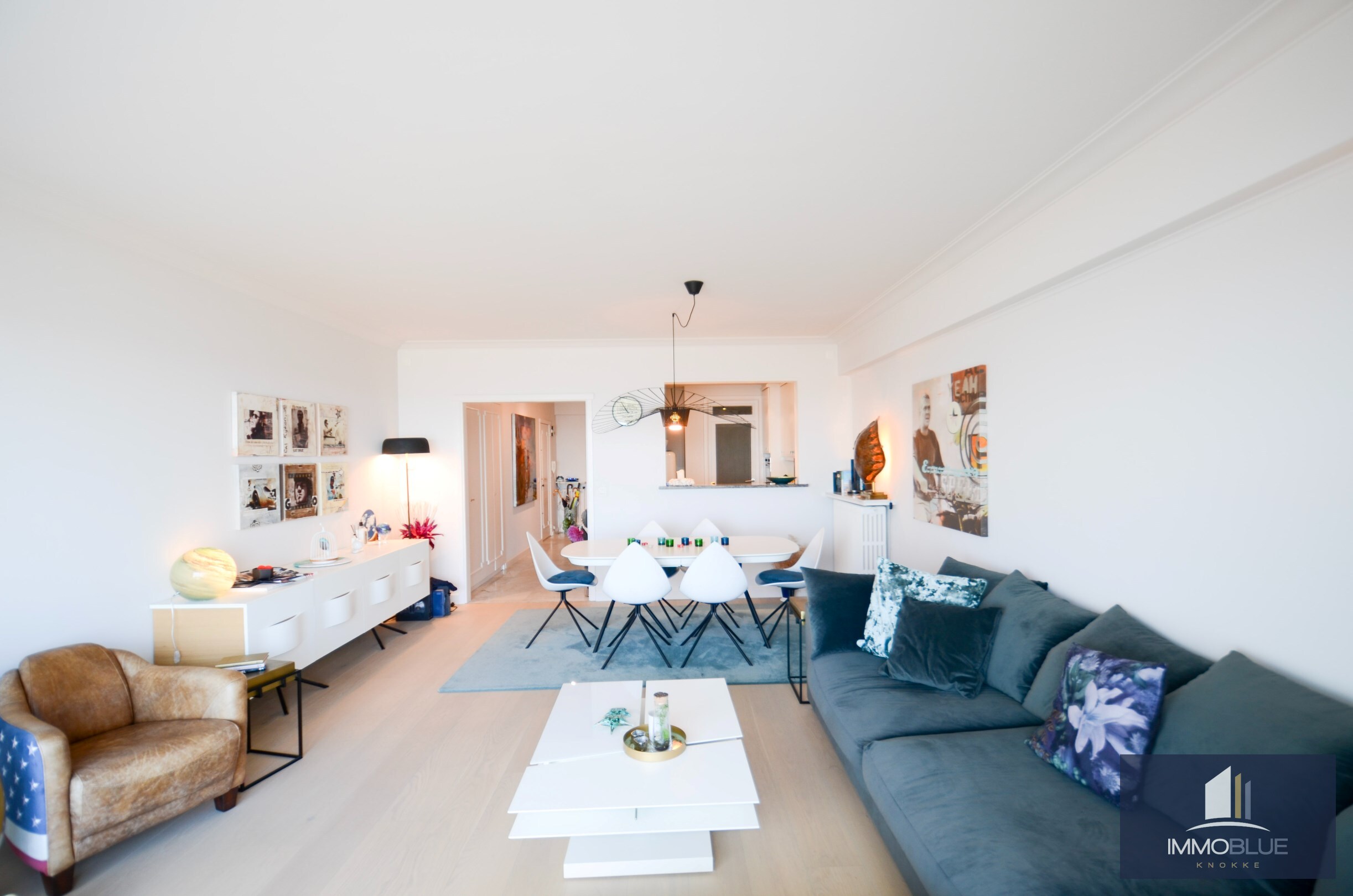 Appartement avec vue frontale sur la mer, situé dans une résidence prestigieuse au Zoute. 