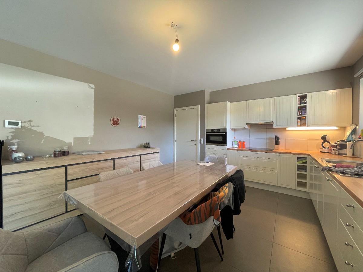 Gelijkvloers, nieuwbouwappartement met 2 slaapkamers en terras te centrum Aartrijke (geen gemeenschappelijke kosten) 