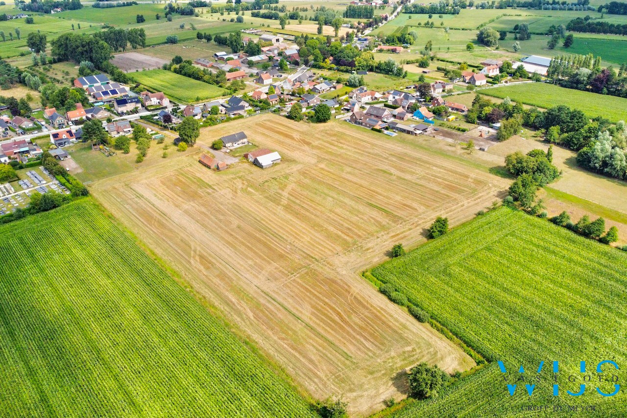 Op te frissen bungalow met 36.274m² grond te Oosteeklo ! 