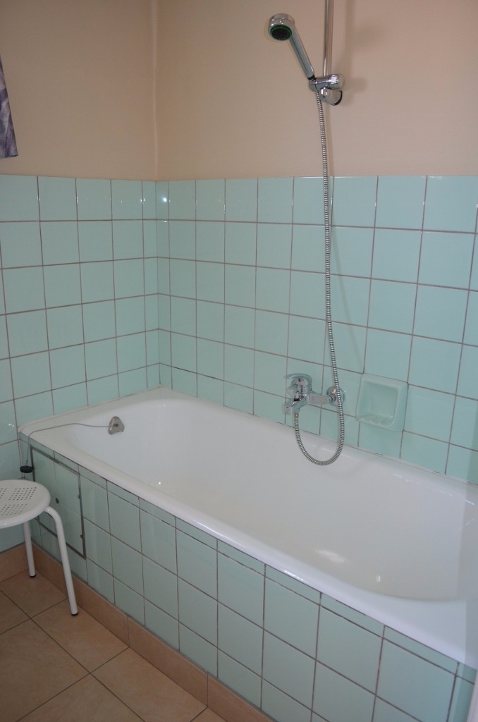 Lichtjes op te frissen woning met garage en tuin te centrum Maldegem 