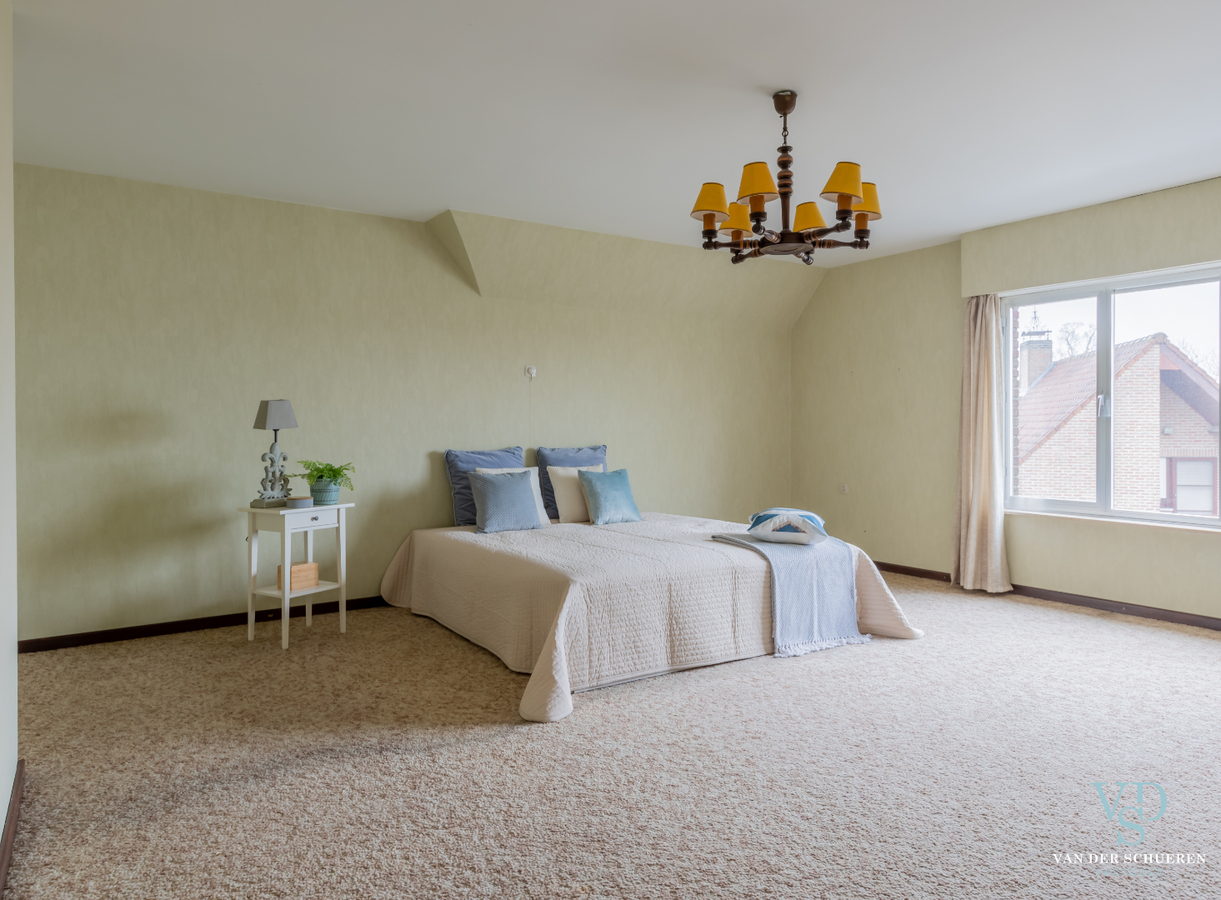 Degelijke, bijzonder ruime woning te Dikkelvenne. 