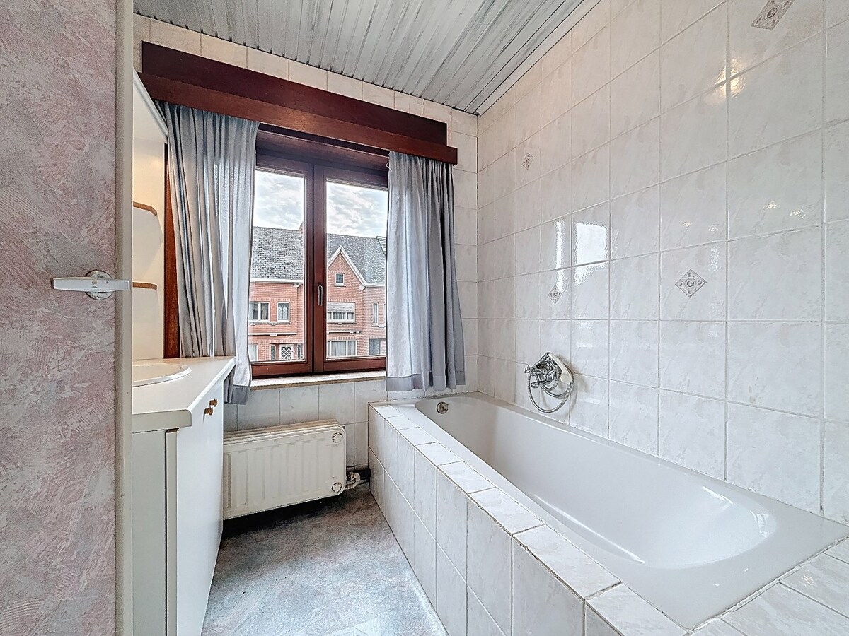 Op te frissen (gezins)woning met garage en tuin te Bevegem 