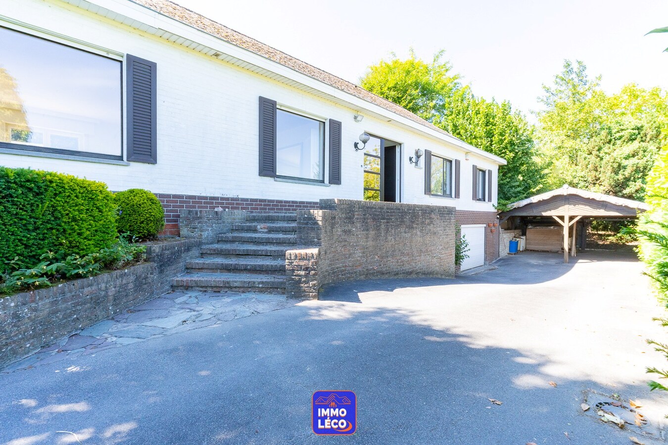 Villa "Plain-pied" érigée sur 1311m², double garage, carport, jardin, TOP SECTEUR !! 