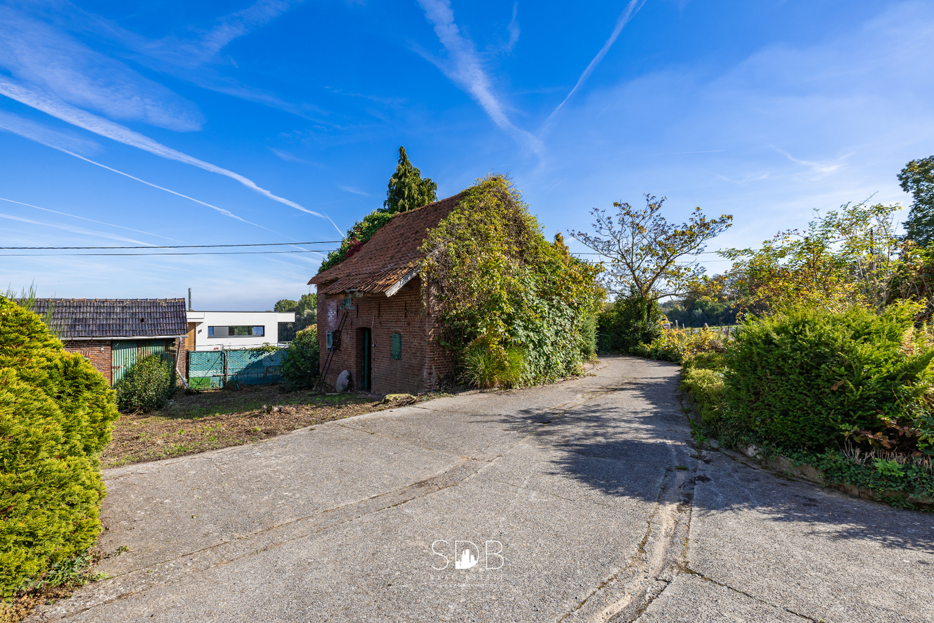 Landelijke hoeve met bijgebouwen en aanpalende graslanden op 14.677m² 