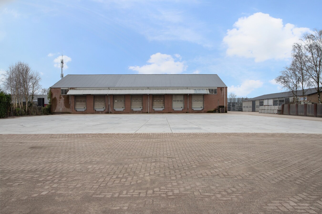 Te huur: “Opslag/overslaghal met buiten terrein”  aan de Rijt 31 te Luyksgestel, voorheen van KLG met buitenterrein. 