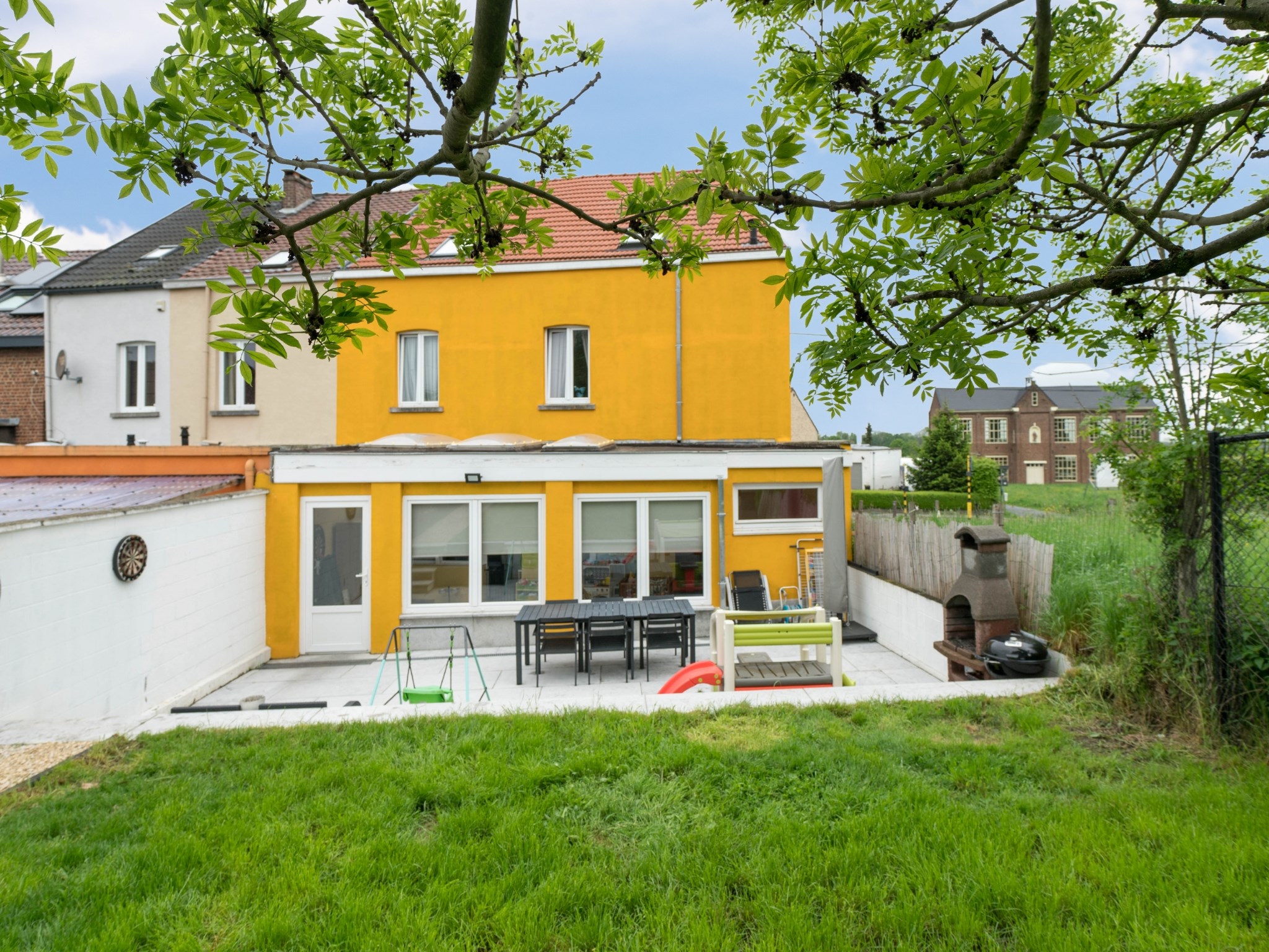 Zeer grote, instapklare woning met 6 kamers en 2 badkamers 