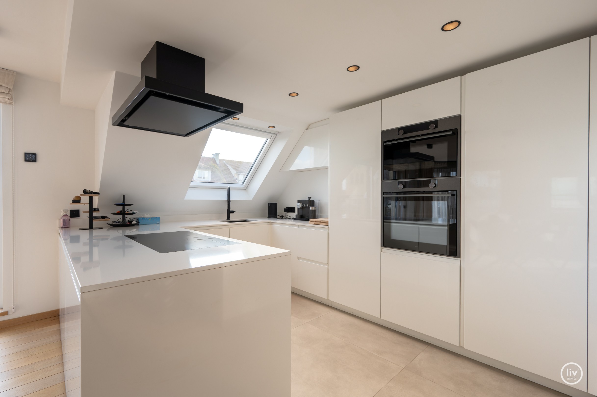 Uniek HOEK duplexappartement/penthouse met panoramisch uitzicht over de Dumortierlaan te Knokke. 