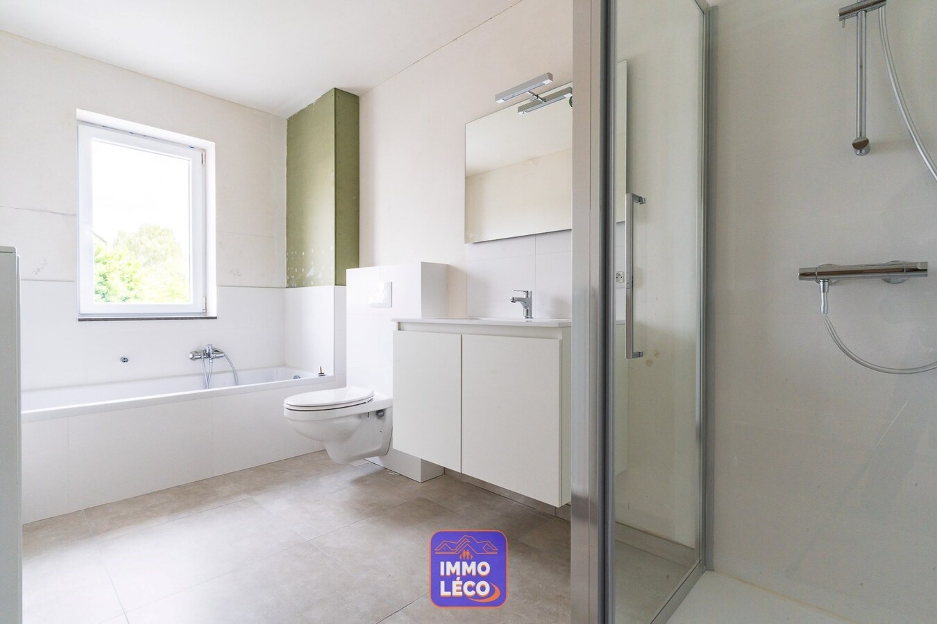 Nouvelle construction avec 3 grandes chambres possibilité 4 et grand jardin au centre 