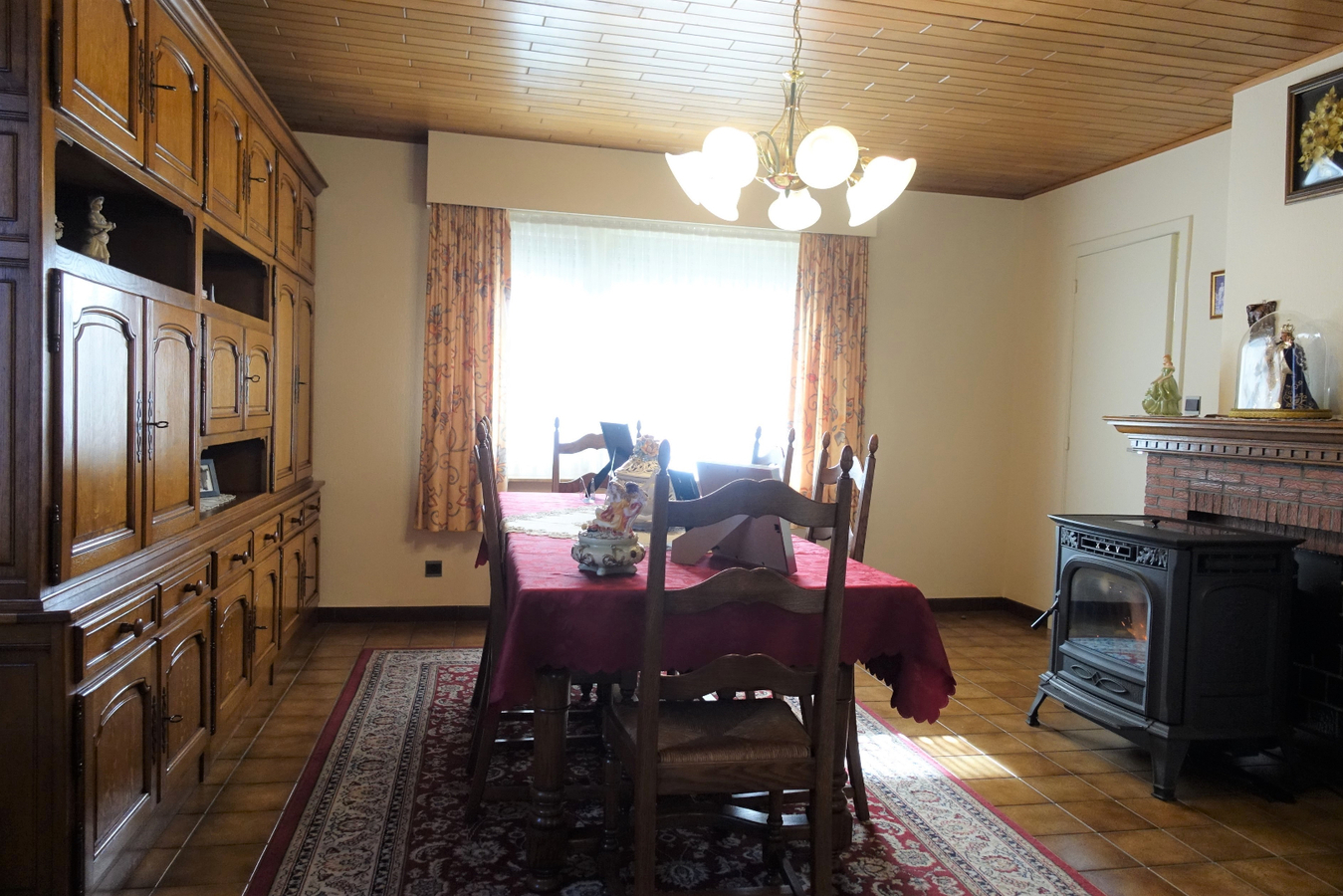 Half-open woning met 4 slaapkamers op unieke ligging 