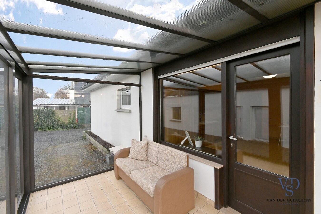 Bungalowwoning met afzonderlijke loods 