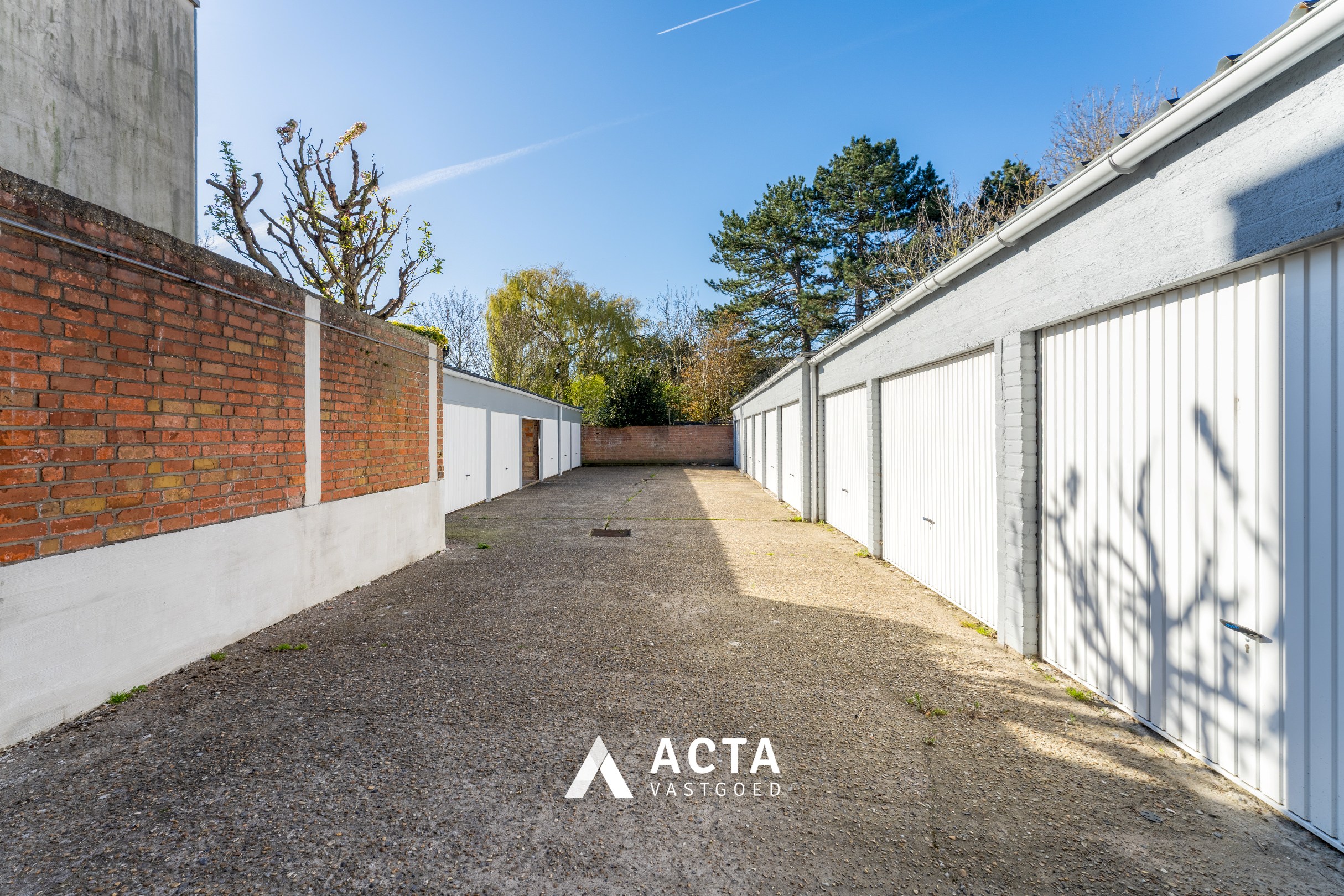 Garagecomplex met garageboxen en standplaats 