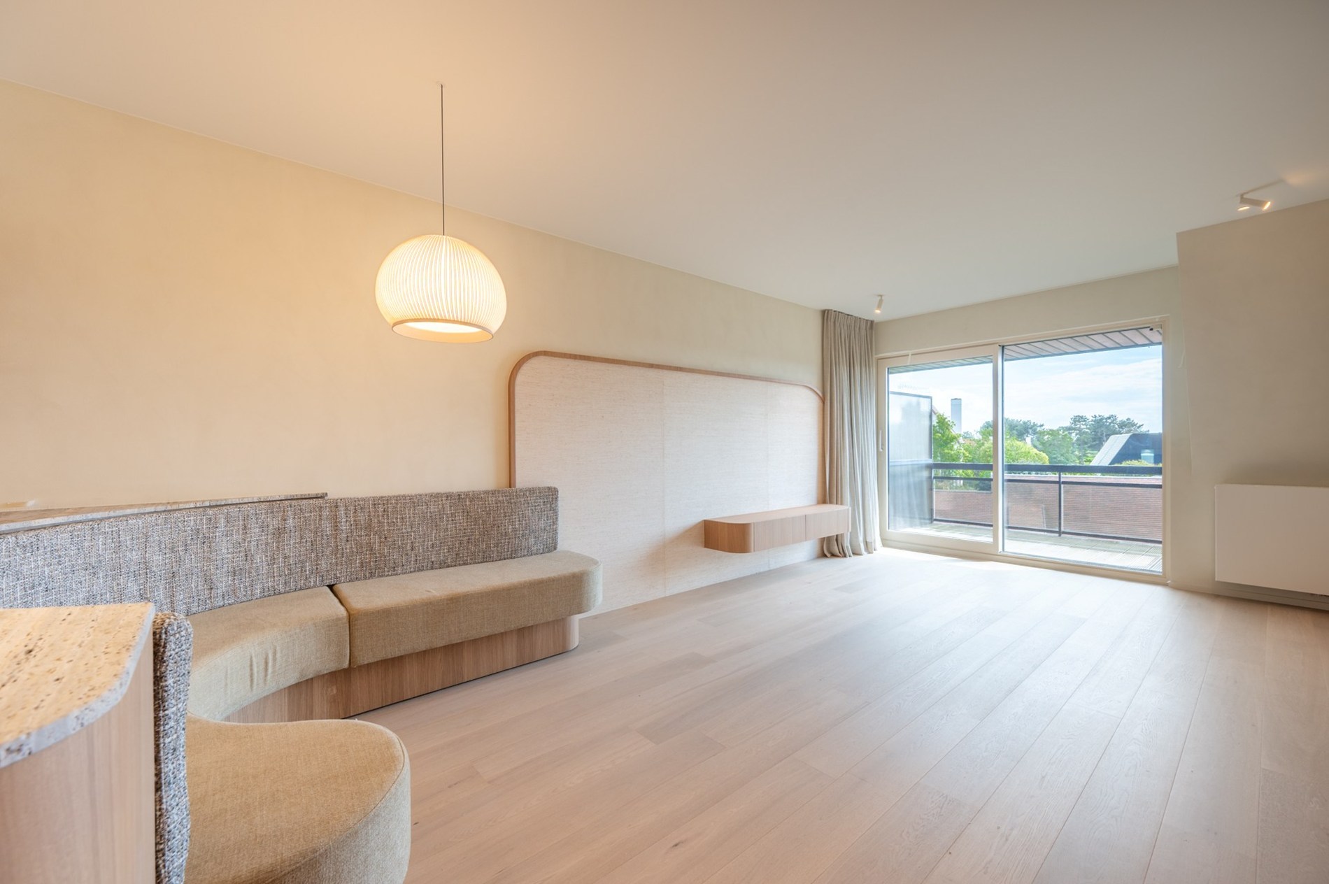 Klassevol appartement gelegen in een charmante villaresidentie in het Zoute. 