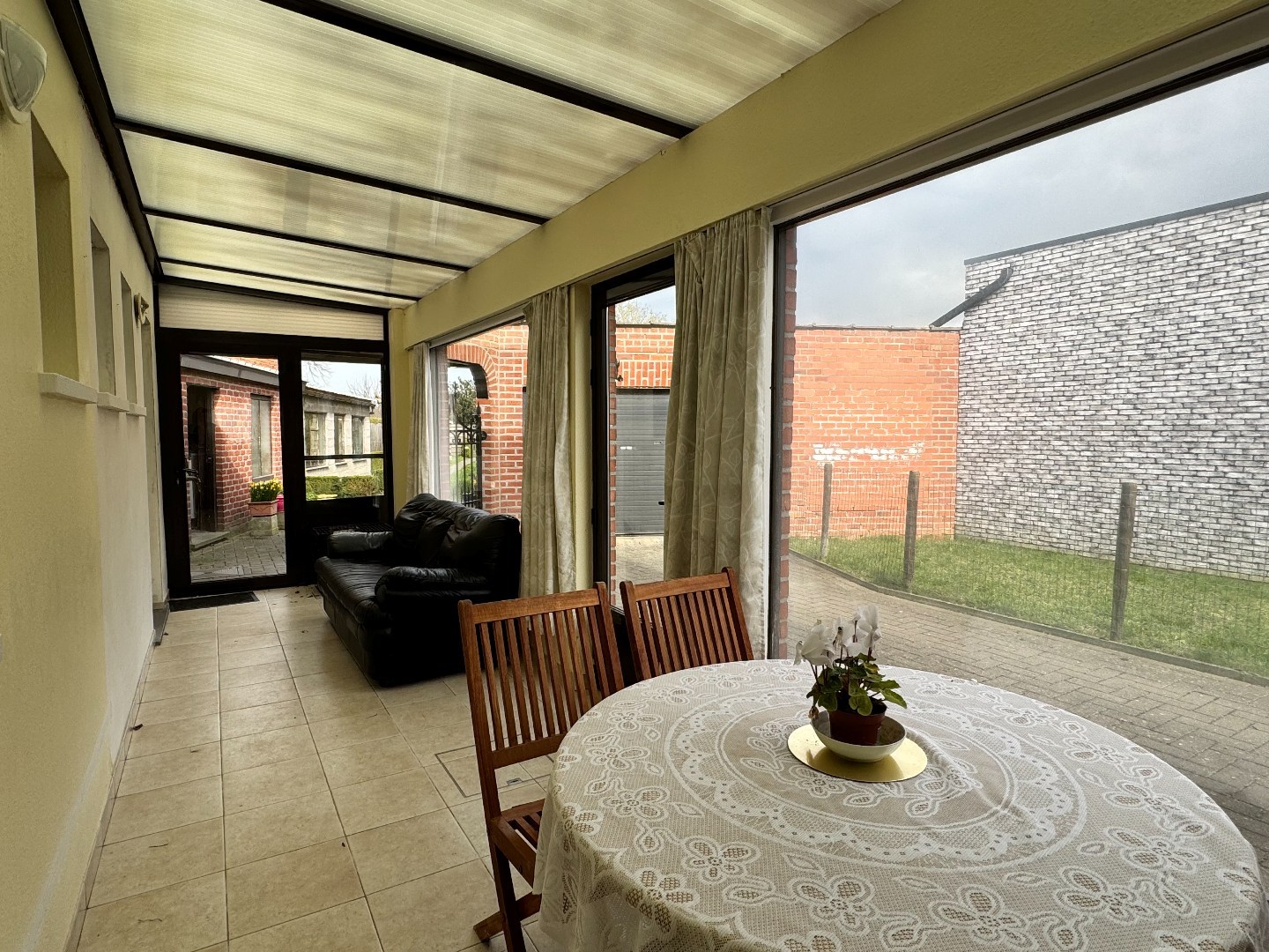 Woning met veel potentieel, 4 slaapkamers en garage te Zulte. 