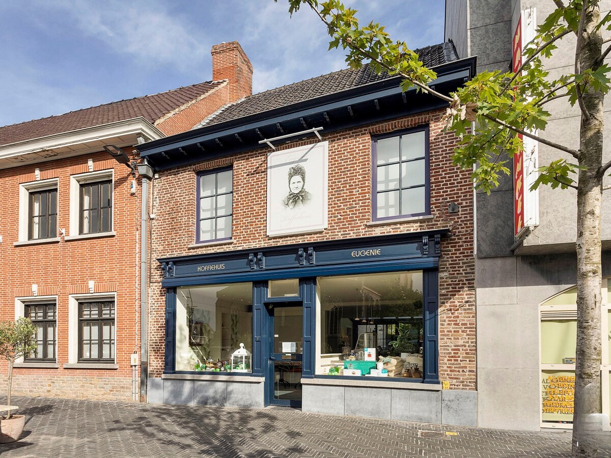 Charmant handelspand met woonst op de markt in Kruishoutem 