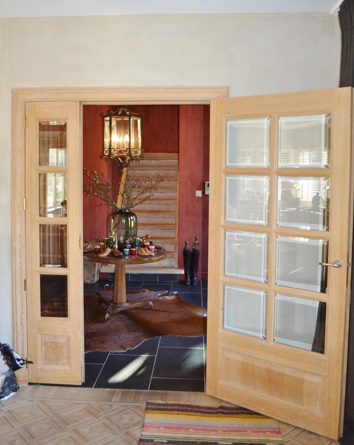 Ruime villa met stallingen en weide op 4900m² te Schoten 