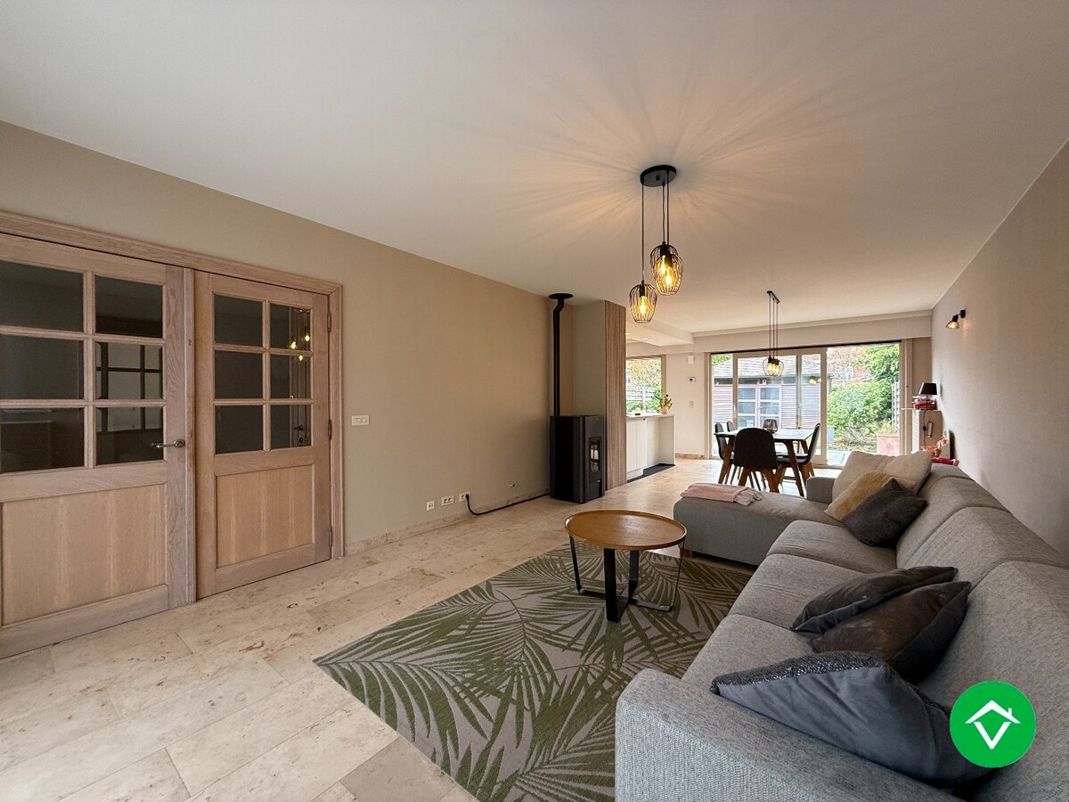 Prachtige rijwoning met 3 slaapkamers, tuin en garage te Roeselare 