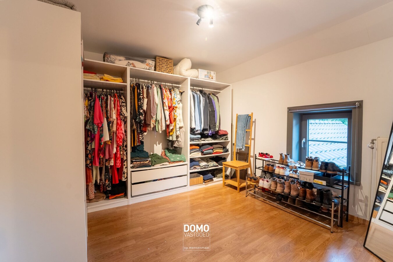 RUIME, INSTAPKLARE EN GERENOVEERDE WONING MET KANTOORGEBOUW INCLUSIEF PARKEERGELEGENHEID, TUIN EN ZWEMBAD TE MIELEN BOVEN AALST (GINGELOM) 