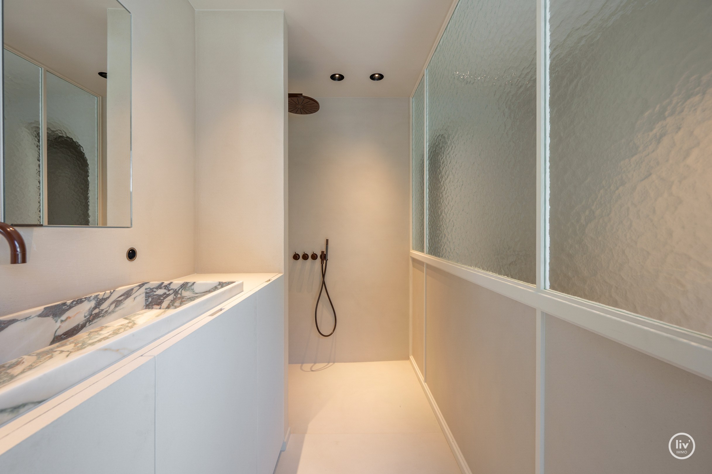 Luxe, comfort kortom een prachtig gerenoveerde woning in hartje Knokke. 