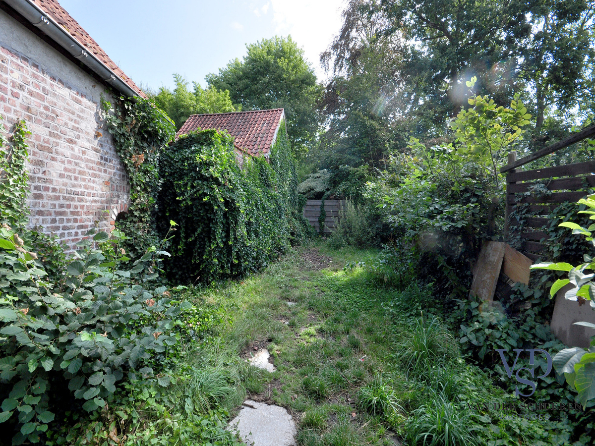Idyllische woning met schuur. Uitzonderlijk gelegen. 