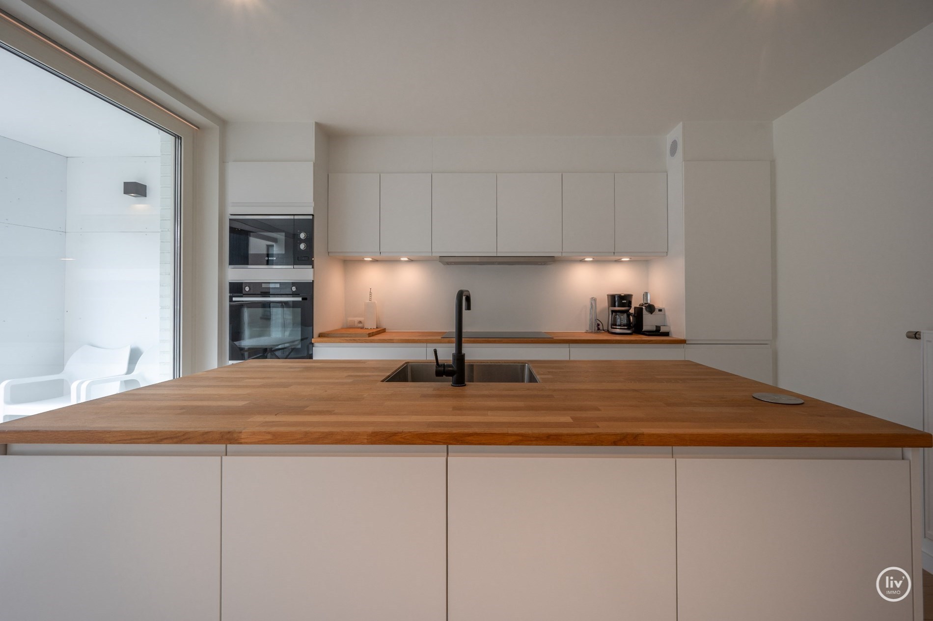 Magnifique triplex spacieux (199 m2) dans une rue adjacente à l'avenue Lippens, à proximité de la digue à Knokke. 