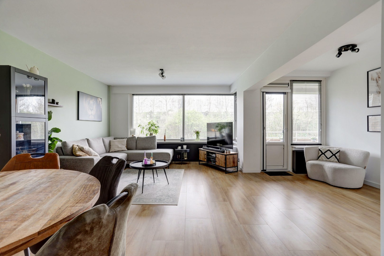 Zonder klussen te betrekken, instapklaar 3-(voorheen 4) kamer appartement met moderne keuken en badkamer, 2 balkons, berging in de onderbouw en gelegen op eigen grond! 