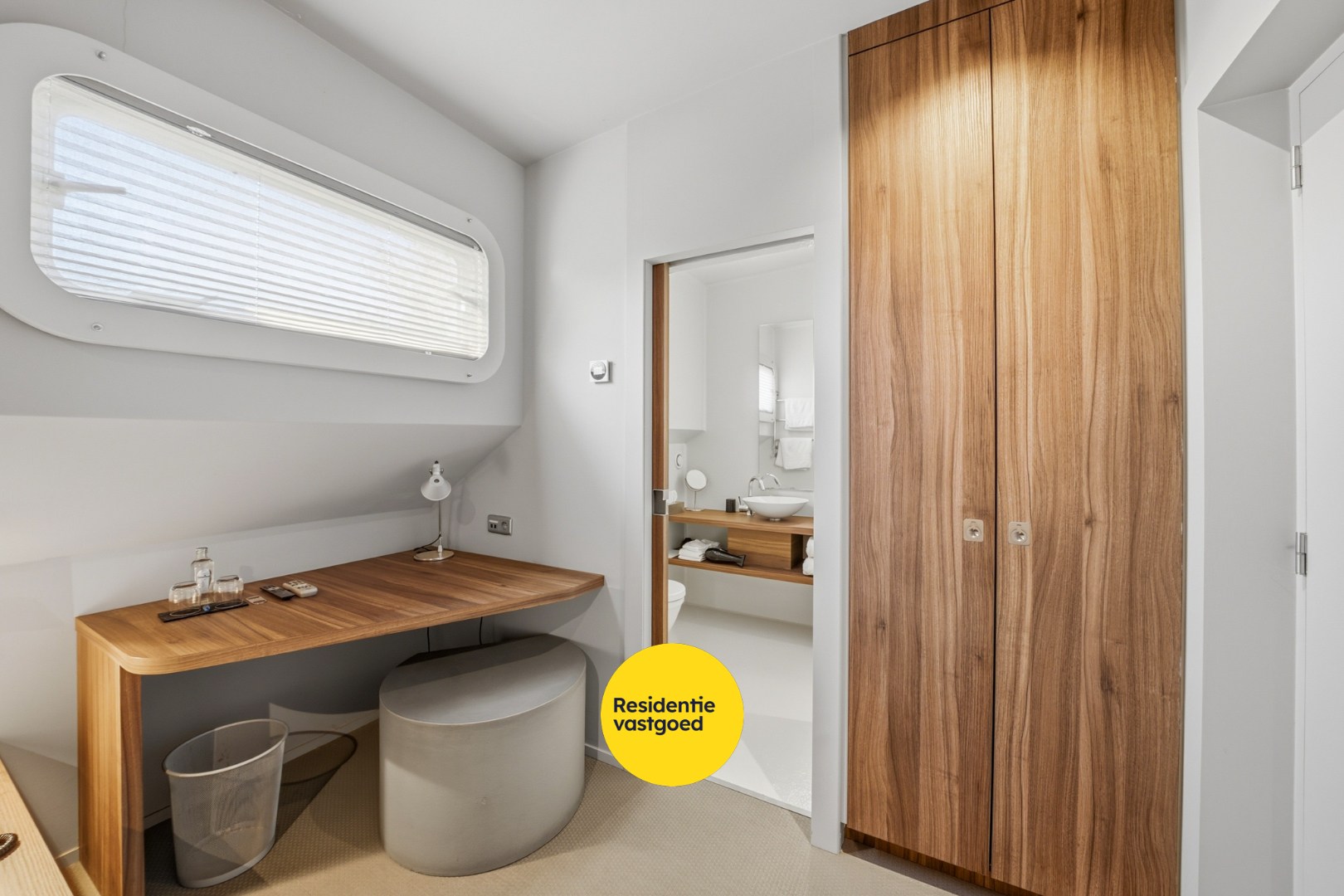 Unieke woonboot met B&amp;B en vergunde ligplaats in Plassendale 