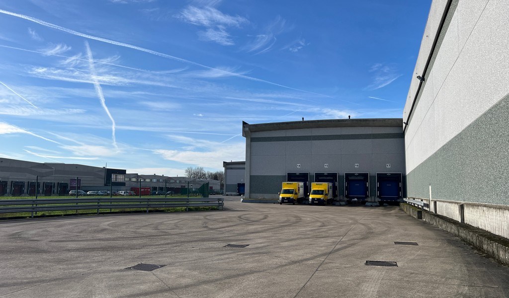 Logistieke loodsen met laadkades te huur in Sint-Niklaas