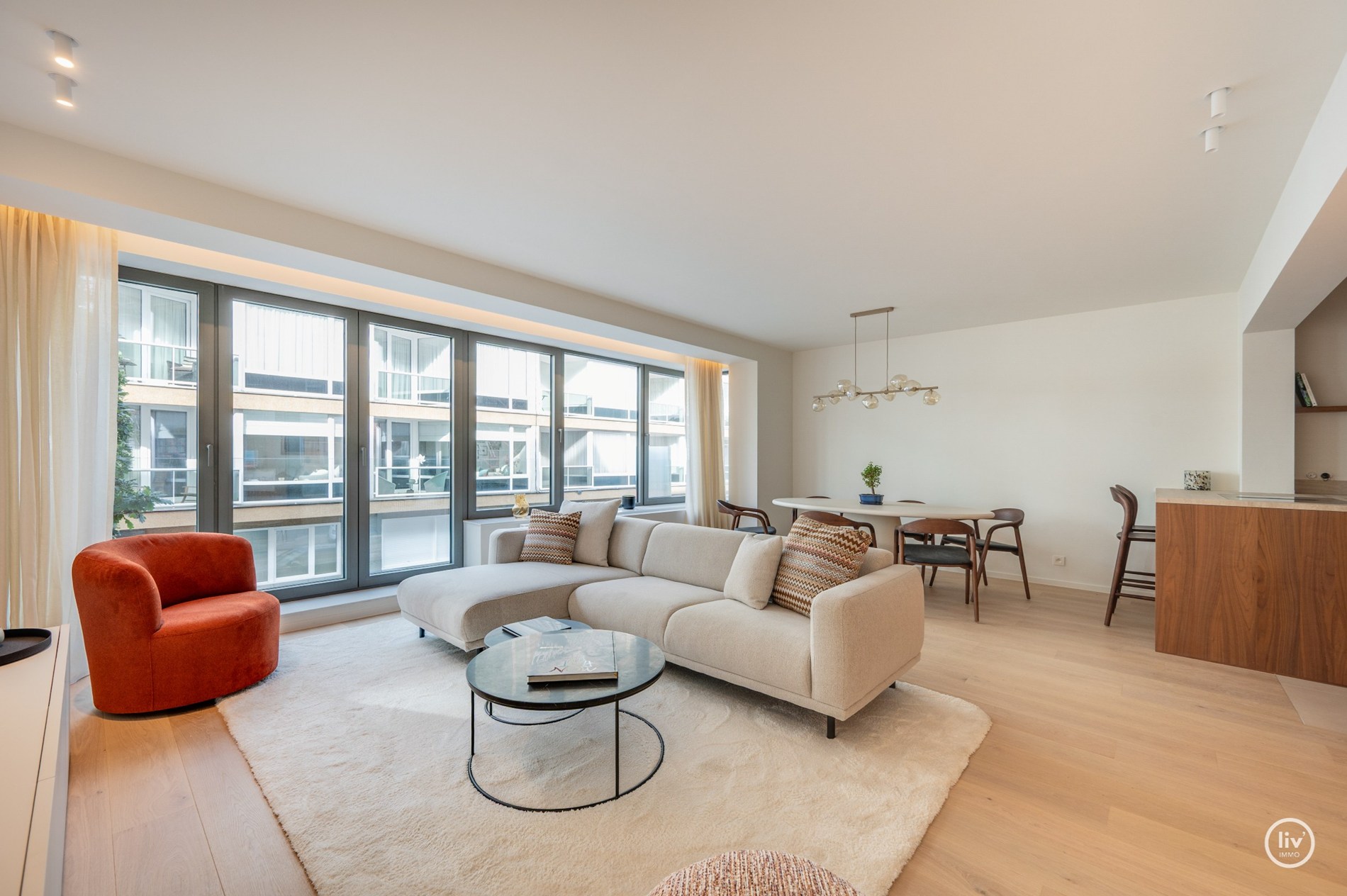 Résidence Akropolis : appartement rénové (largeur de façade d'environ 7 m) à vendre situé dans l'avenue Zoutelaan à Knokke, dans un bâtiment entièrement rénové tant à l'intérieur qu'à l'extérieur. 