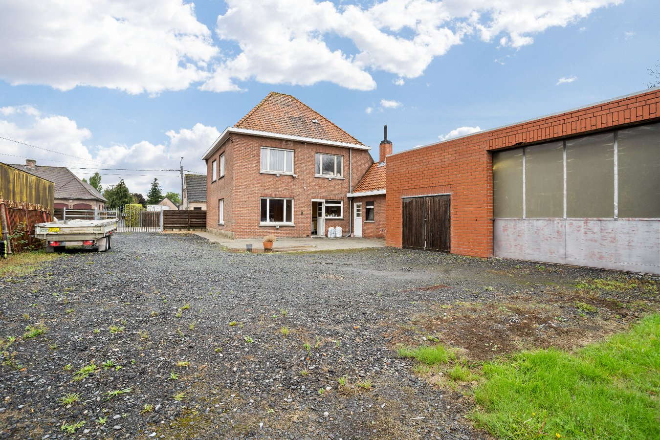 Alleenstaande woning met loods in Jonkershove. 