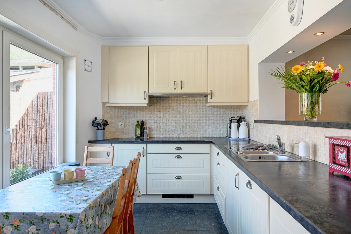 Grondig gerenoveerde woning met tuin, terras en 3 slaapkamers in Nieuwerkerken. 