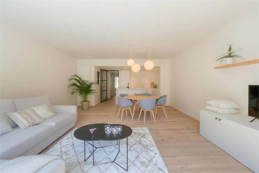 GERENOVEERD appartement met ruime leefruimte en 2 slaapkamers te Parmentierlaan gelegen.