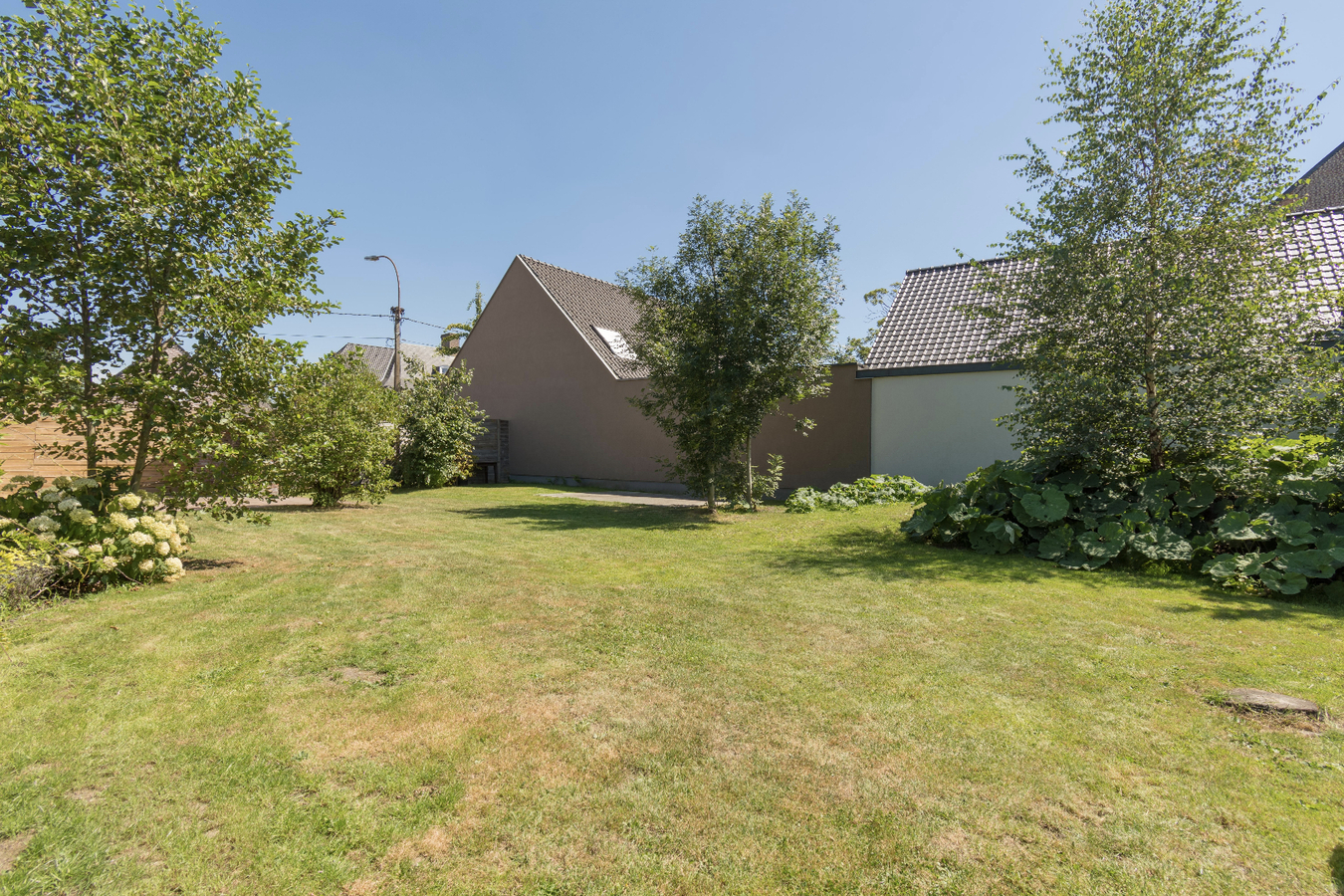 IN OPTIE Ruime en totaal vernieuwde woning in het dorp van Zaffelare 