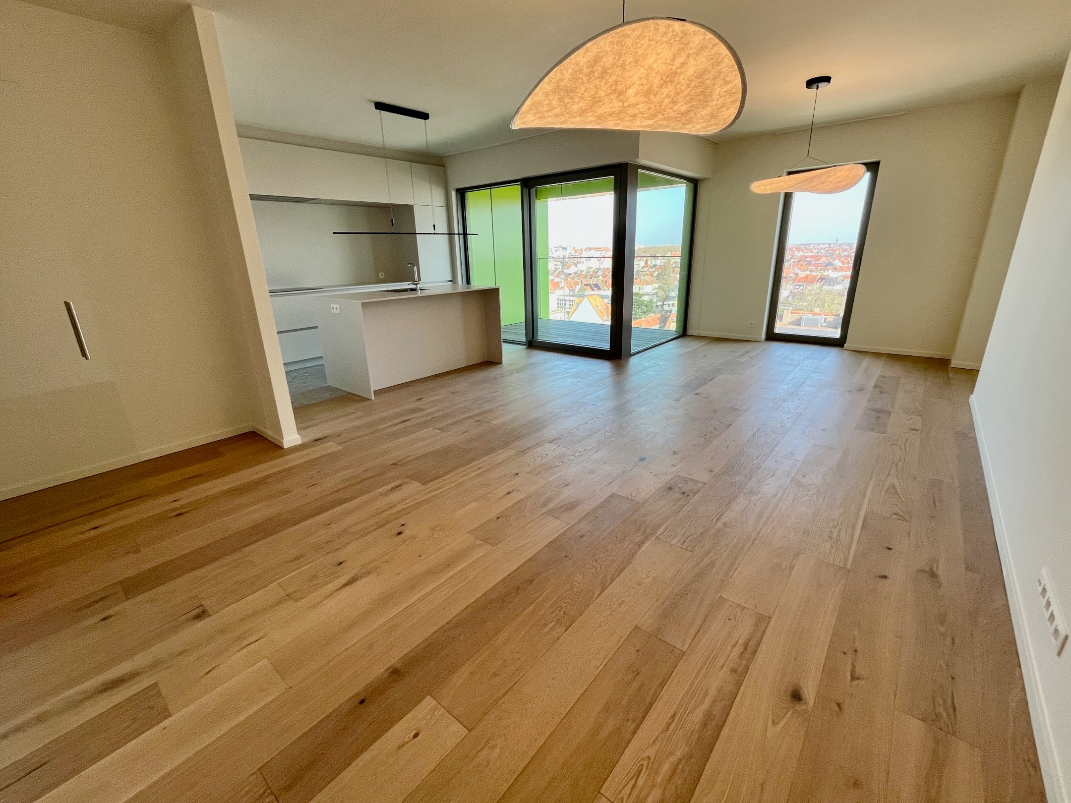 Non meublé : Appartement de 2 pièces idéalement situé à la Résidence Hoos avec vue latérale sur la mer. 