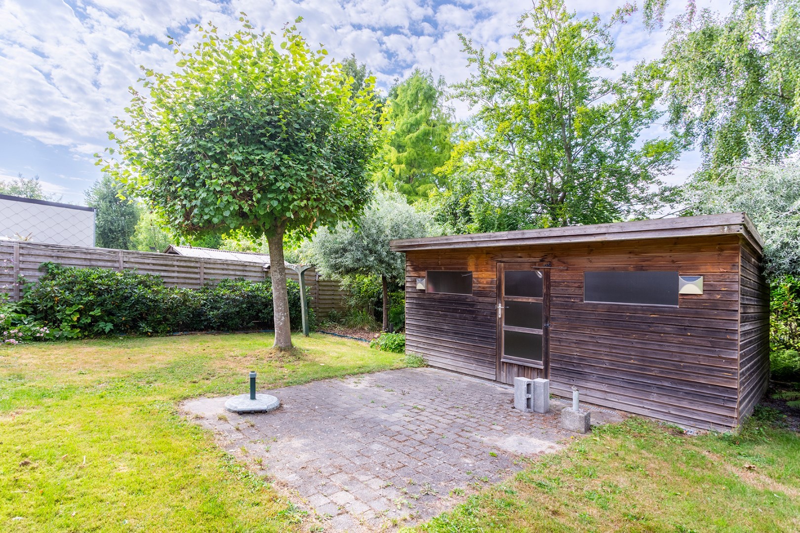 Halfopen gezinswoning met grote tuin en garage 