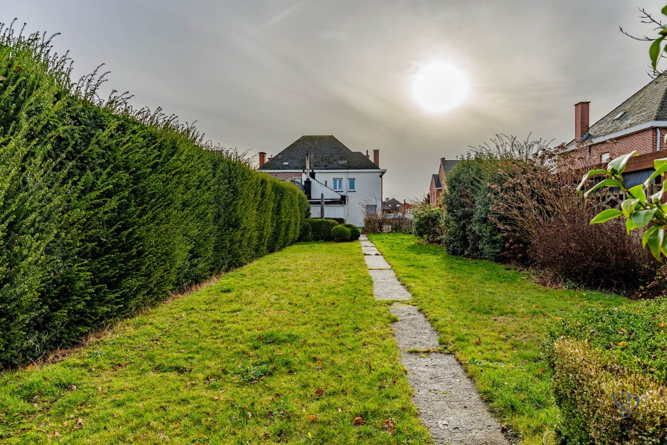 Ruime, deels gerenoveerde Half Open Bebouwing 