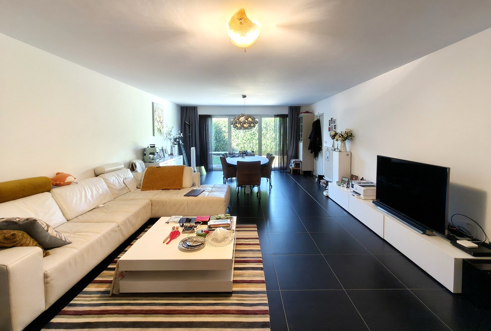 RUIM GELIJKVLOERS APPARTEMENT MET TUIN EN GARAGE 