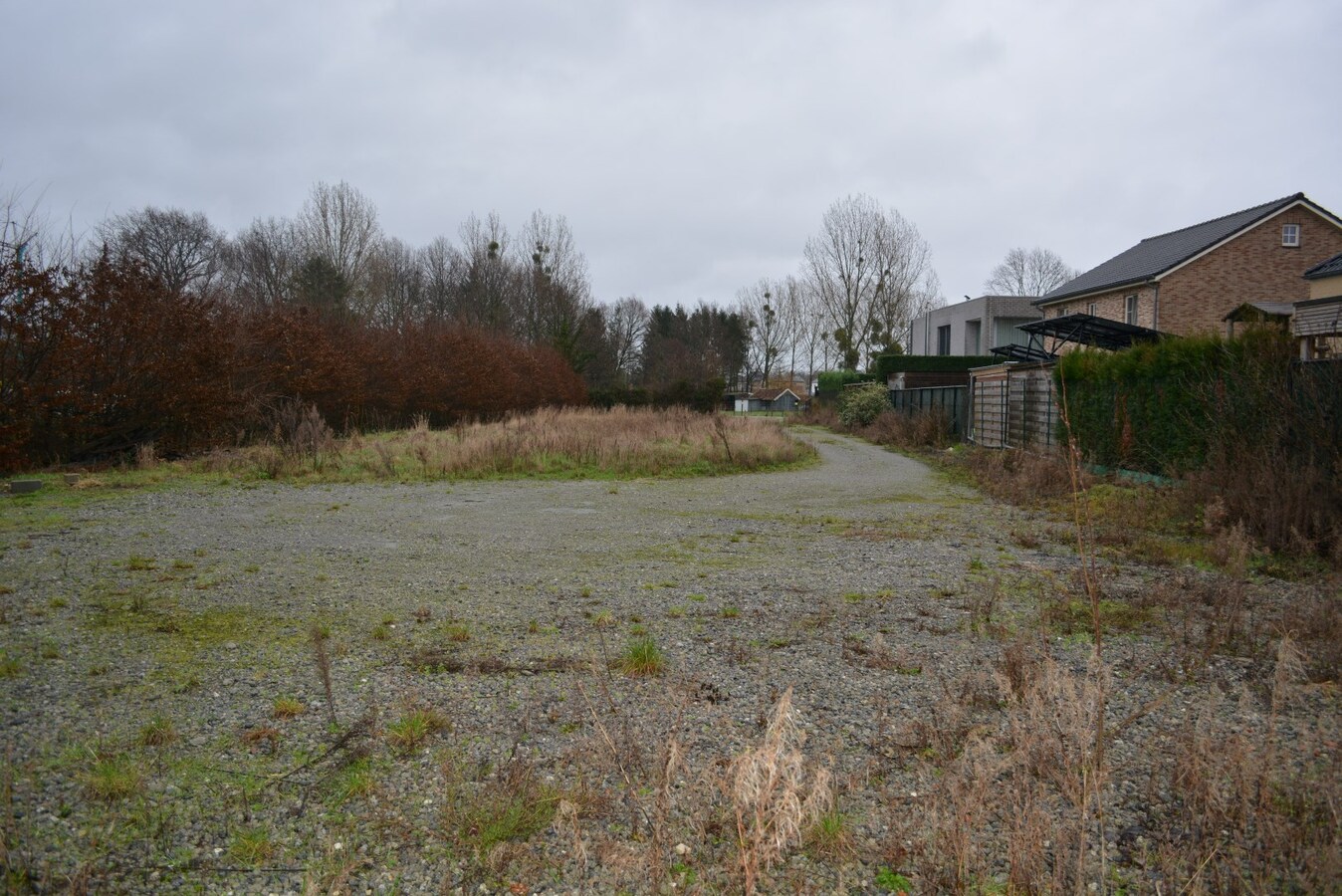 Hedendaagse woning met loods en bijgebouwen op 2.200 m² 