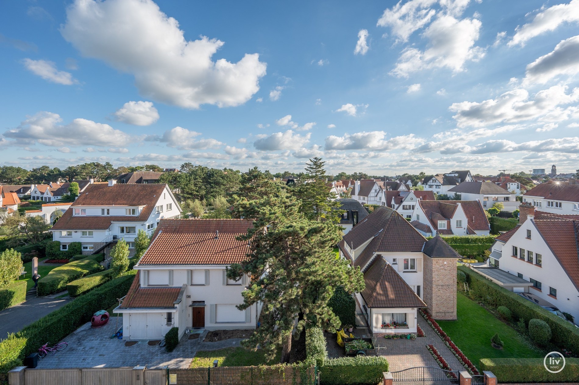 Uitzonderlijk dakappartement met een schitterend zonneterras en een prachtig open zicht over de villa's van het Zoute, gelegen tussen het centrum van Knokke. 