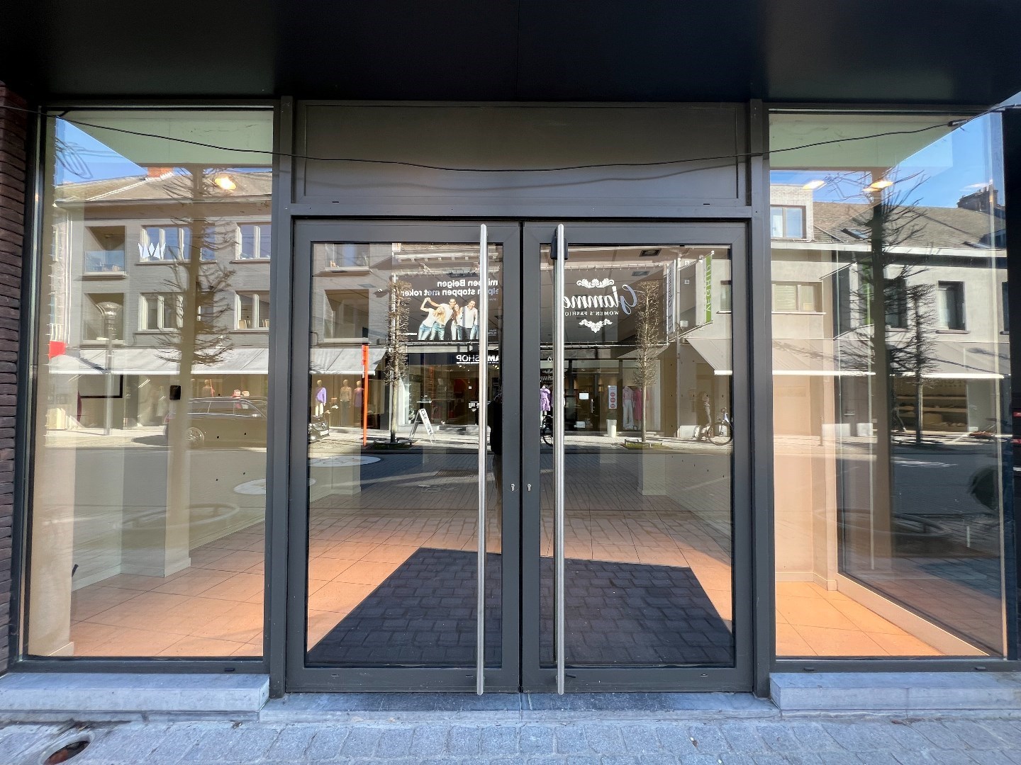 Recente handelsruimte met kelder in de Nieuwstraat te Geel 